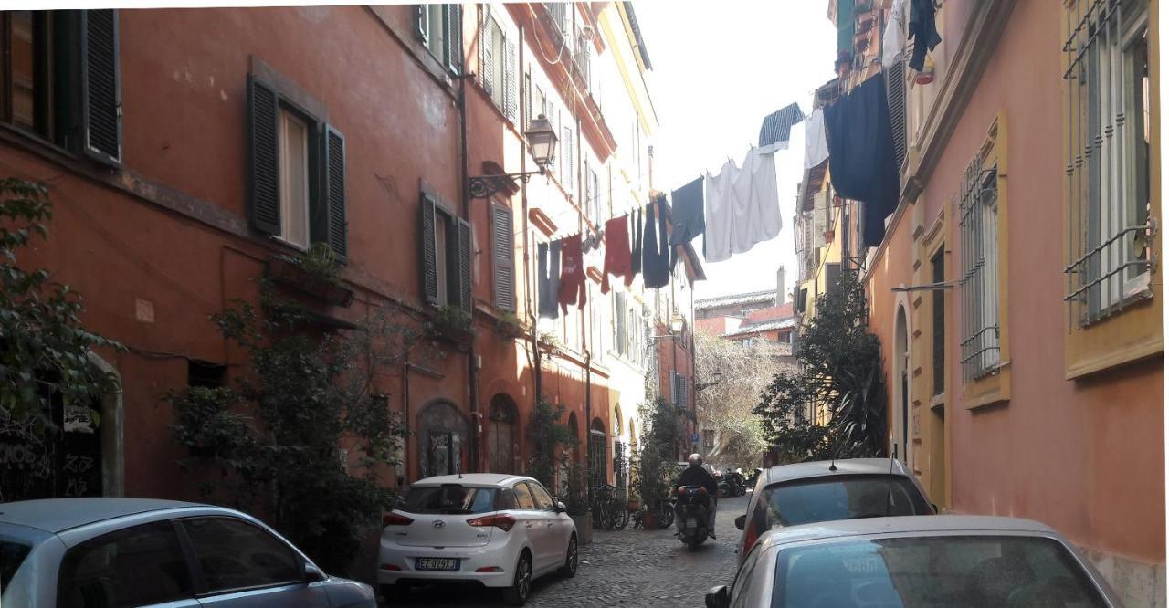 Anastasia - Hidden Balcony Inside Trastevere Apartment Rome