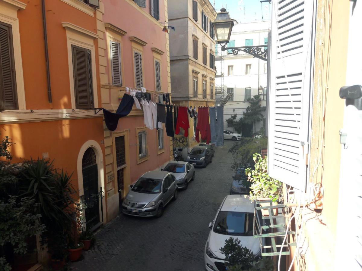 Anastasia - Hidden Balcony Inside Trastevere * Rome