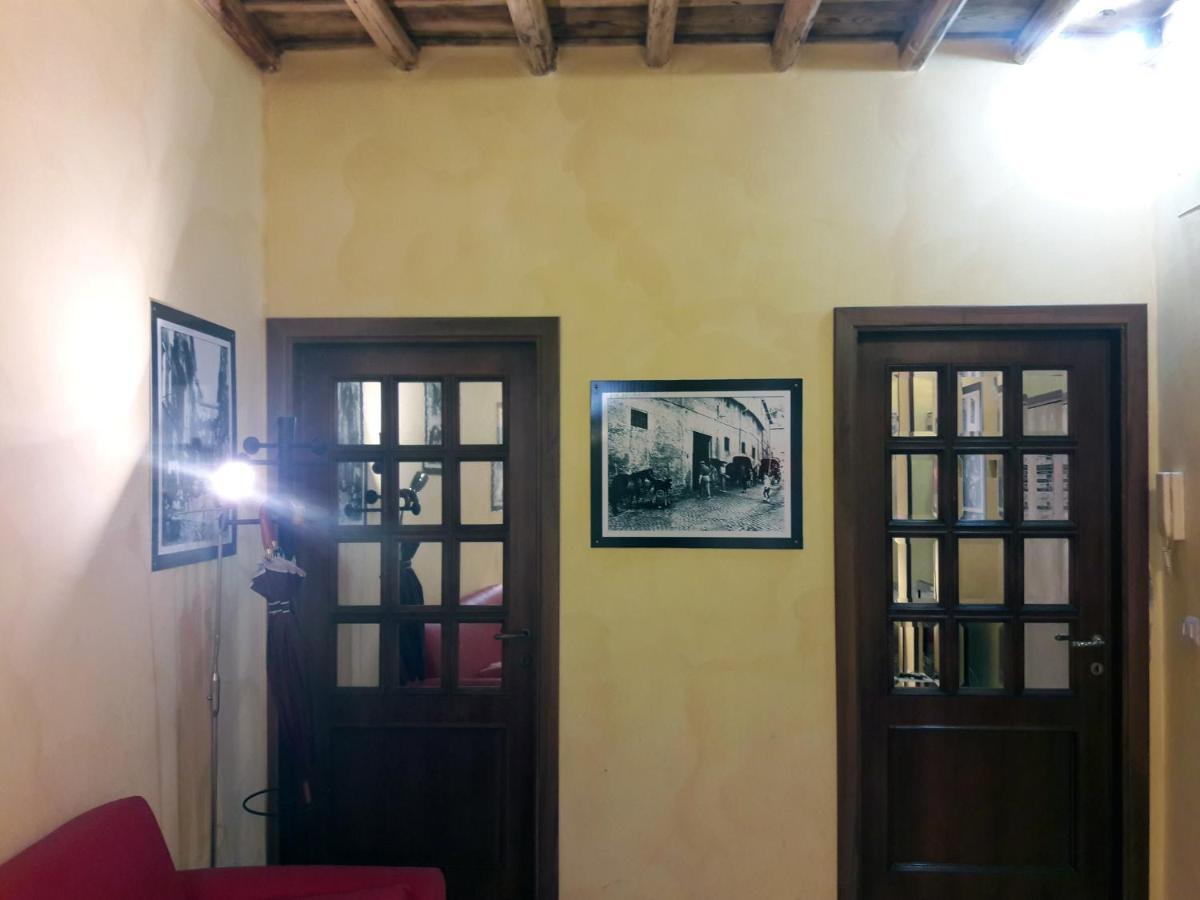 Anastasia - Hidden Balcony Inside Trastevere Apartment Rome